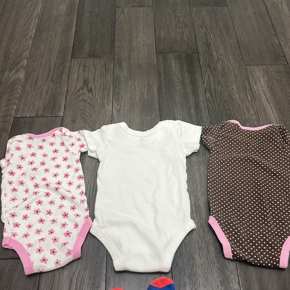 Bundle of girls Jordan, short sleeve onesie and Gerber onesies - Picture 9 of 9